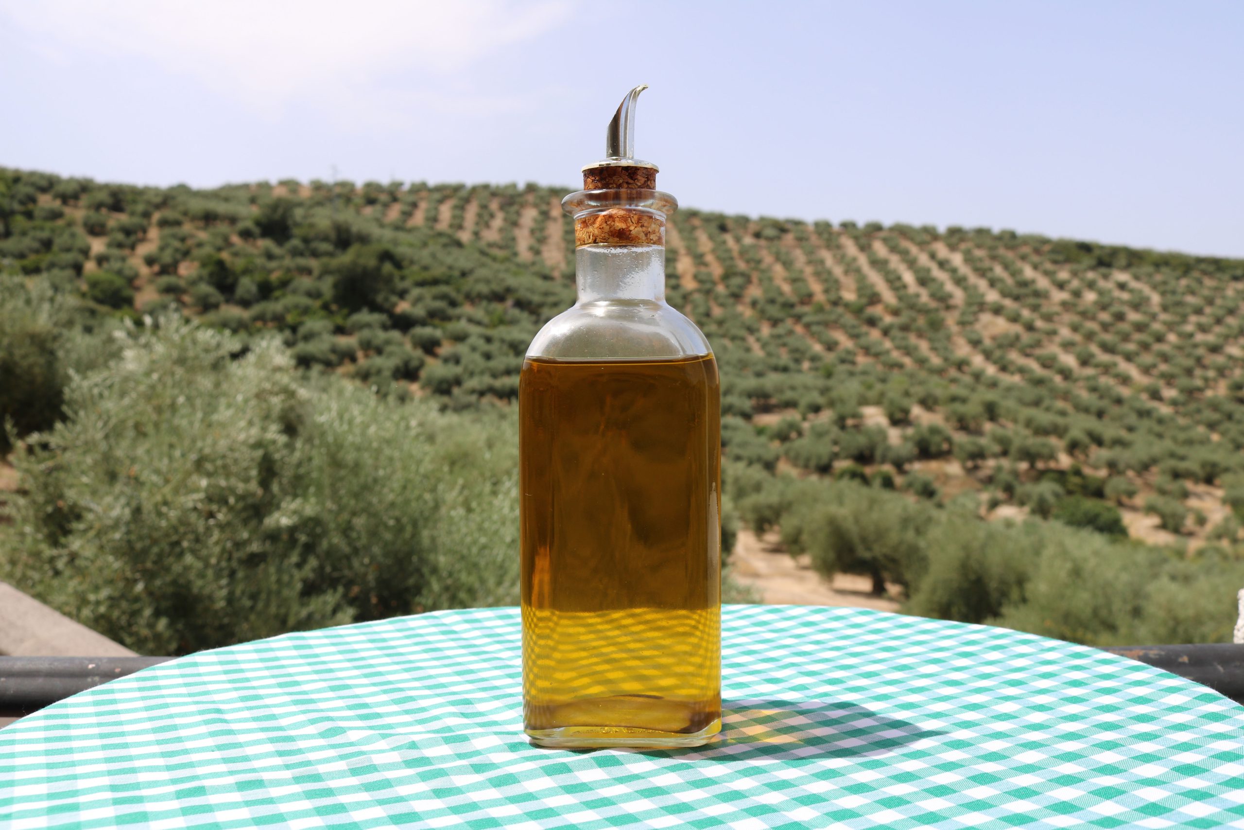 aceite de oliva con fondo de aceitunas scaled.jpg