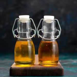 aceite vegetal dentro de latas en la oscuridad
