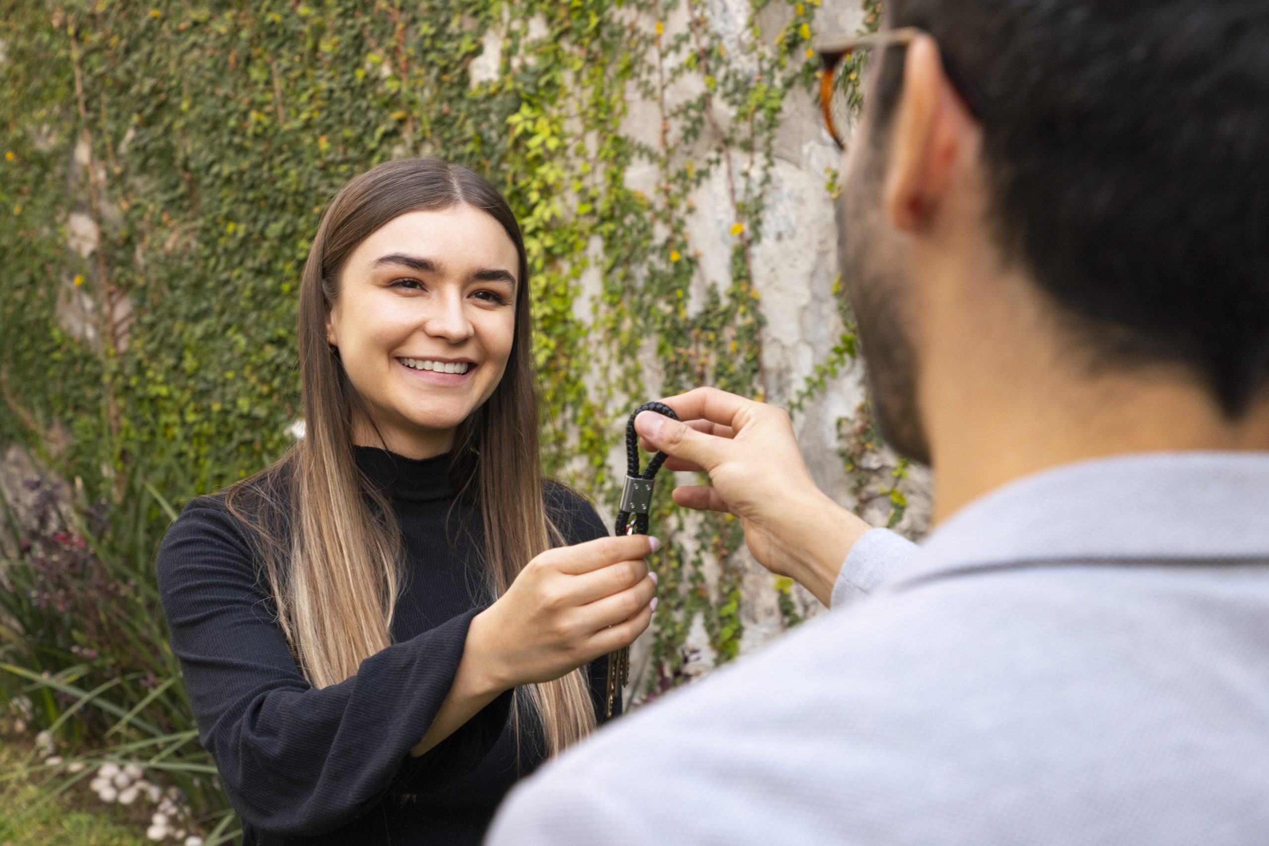 vista lateral adulto comprando casa scaled.jpg